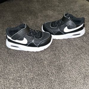 Black & white Nike 8 toddler
